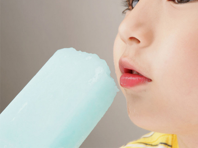 你家的小宝宝是不是在夏季尤其迷恋冰箱?是不是对冰箱里的雪糕垂涎欲滴,尤其在你转身不见的时候就偷偷就拿出来吃?可爱的小宝宝贪吃起来真的很可爱呢,可是妈咪们也要让宝宝注意节制,不要贪吃哦。下面小编为大家介绍宝宝吃雪糕的四个健康攻略。 一次别吃太多雪糕 如果一次性吃太多雪糕,容易出现不良反应,小朋友尤其容易出现腹痛的症状,甚至会引起肠胃炎,因为是甜、冷食,对牙齿的伤害也大。 吃雪糕别太快 一些小朋友吃雪糕真是一个狼吞虎咽状,但这样却损身体。如果吃雪糕吃得太快,容易刺激内脏血管收缩,并使局部出现贫血状态,减弱胃肠