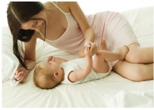 如何给新生儿喂母乳姿势 13G0b441-44Z-lit.jpg